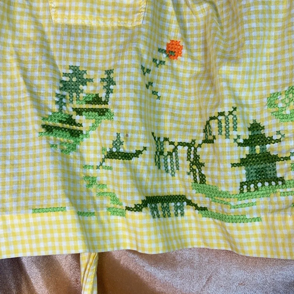 Vintage yellow gingham apron with cross stitch asian scene 19‎ x 16 plus straps